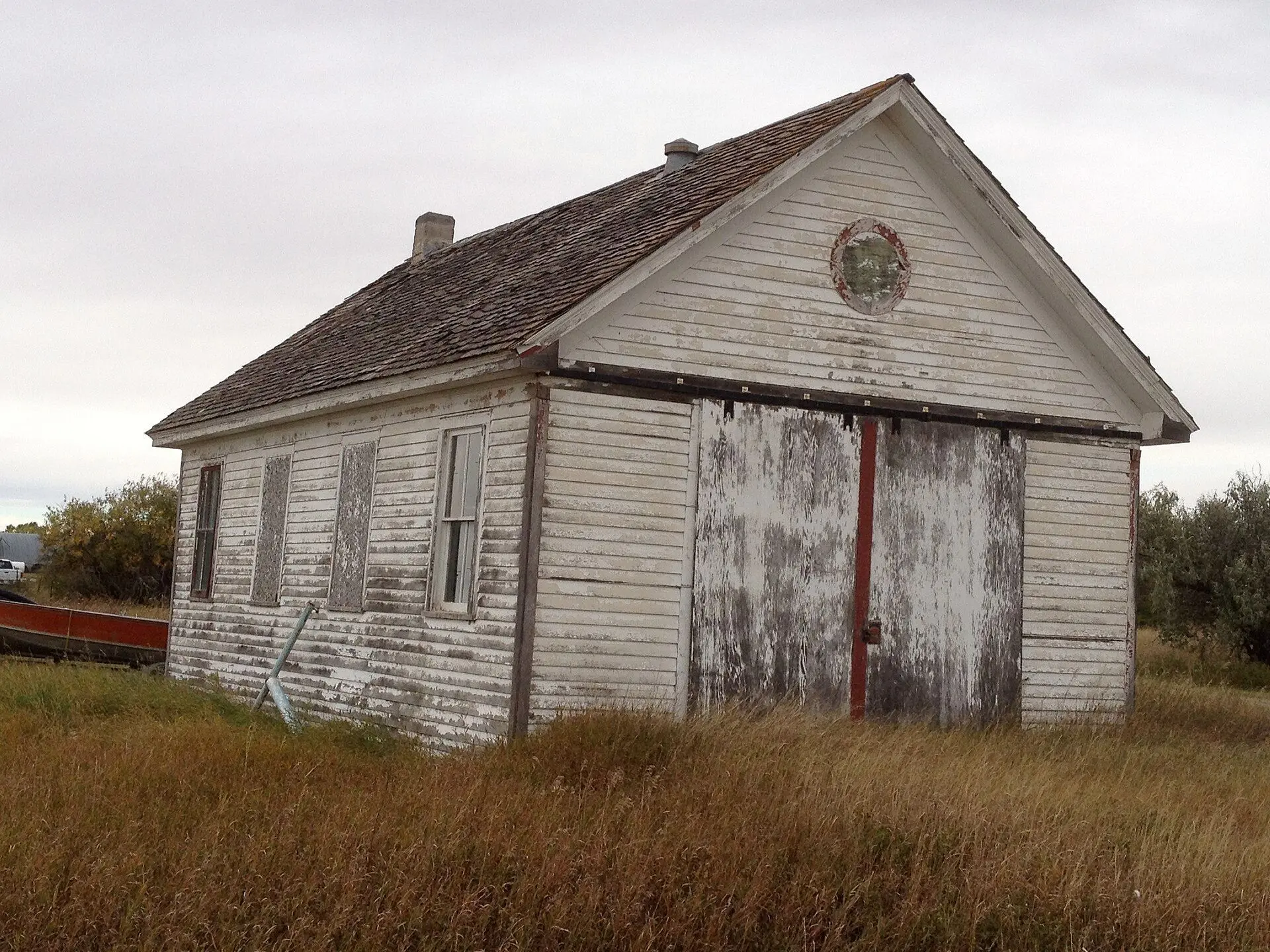 Abandoned weathered building in Girvin