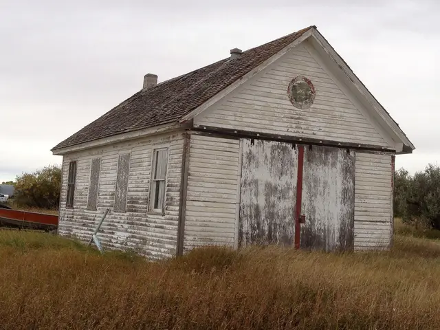 Abandoned weathered building in Girvin